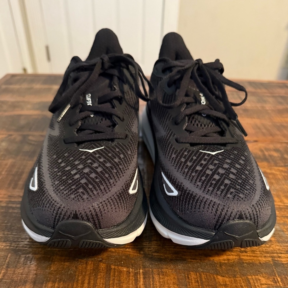 Hoka One One Women’s Clifton 9 Black and White Athletic Shoes Sneakers size 9.5